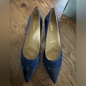 Trotters Signature Blue Pumps. Barely been worn!